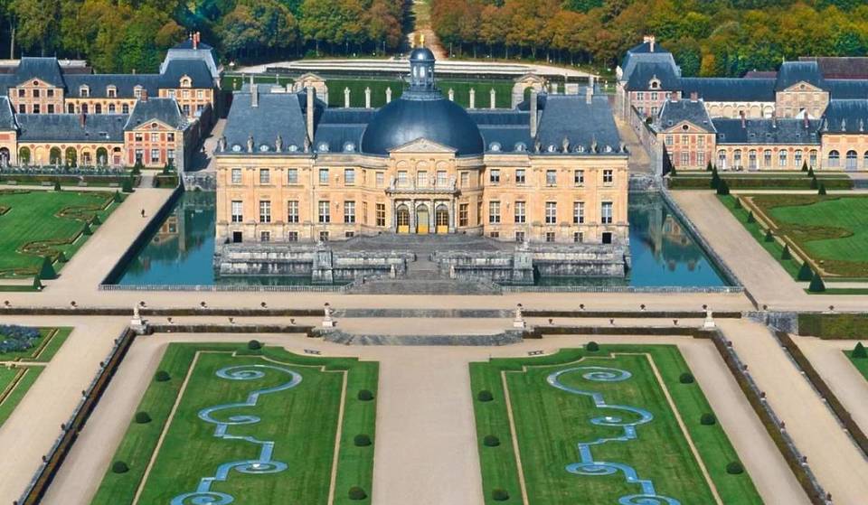 Dieses Schloss, das Versailles inspirierte, liegt 50 Minuten von Paris entfernt und ist das größte Privatgrundstück Frankreichs – es diente als Kulisse für 150 Filme und im Sommer erstrahlen seine 33 Hektar großen Gärten von Le Nôtre im Schein von 2000 Kerzen