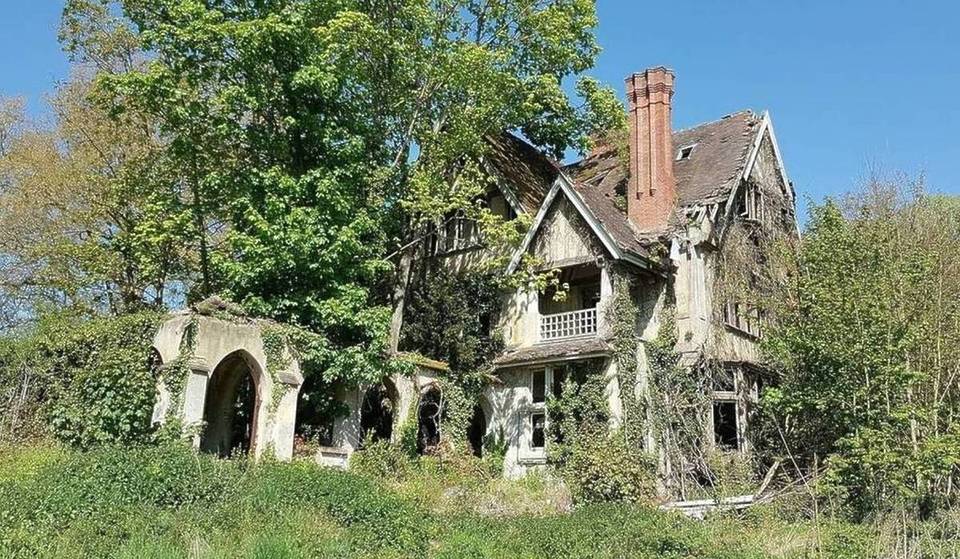A soli 30 km da Parigi, questo maniero abbandonato e inghiottito dalla foresta rivela un ambiente sospeso nel tempo