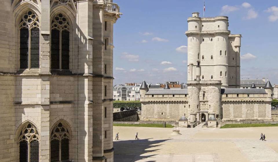 Nur 15 Minuten von Paris entfernt verbirgt diese königliche Festung einen 50 Meter hohen Bergfried – den höchsten Europas –, in dem der Mann gefangen gehalten wurde, der es wagte, den Sonnenkönig in den Schatten zu stellen