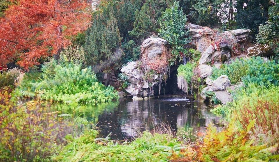 Questa tenuta parigina, costruita in meno di tre mesi, oggi svela cascate e un giardino di iris: un luogo preservato dal 1777 che conta più di 10.000 rose