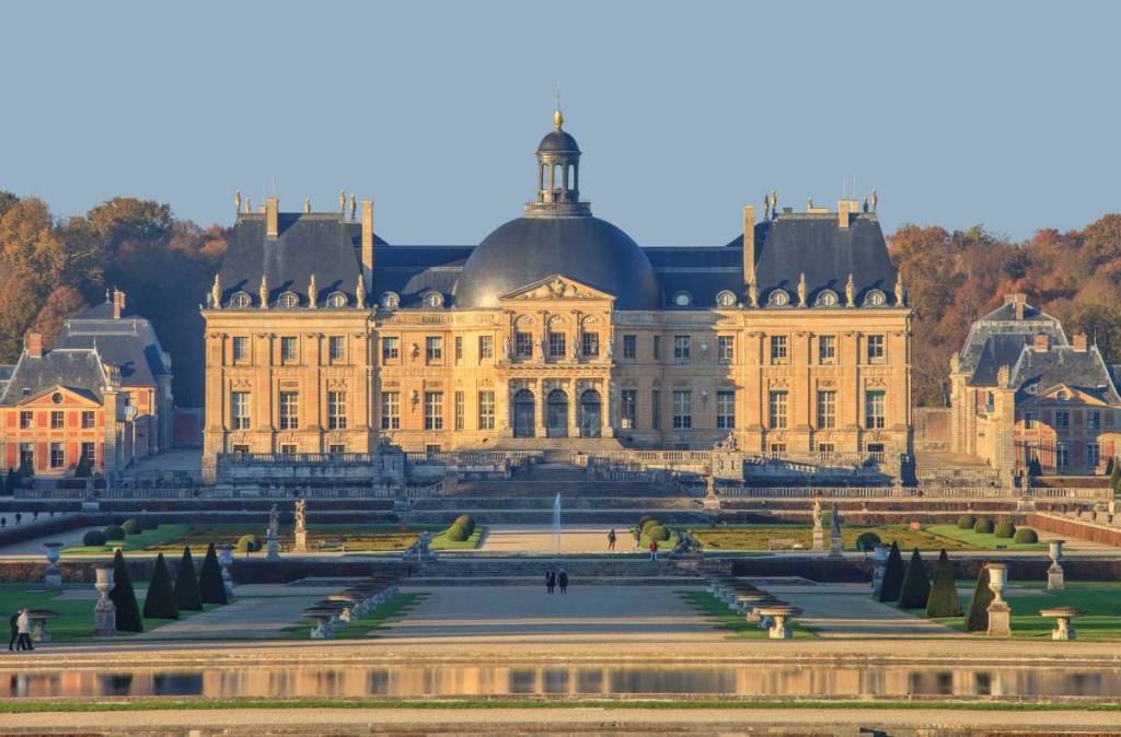 Ayant inspiré Versailles, ce château à 50 min de Paris est le plus grand domaine privé de France – il a servi de décor à 150 films et l&rsquo;été, ses jardins de 33 hectares signés Le Nôtre s’illuminent de 2000 bougies