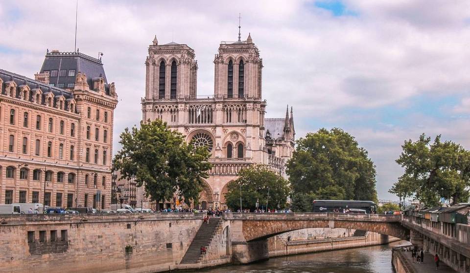 Een gigantisch wijnboerenbanket wordt een weekend lang tegenover de Notre-Dame opgesteld