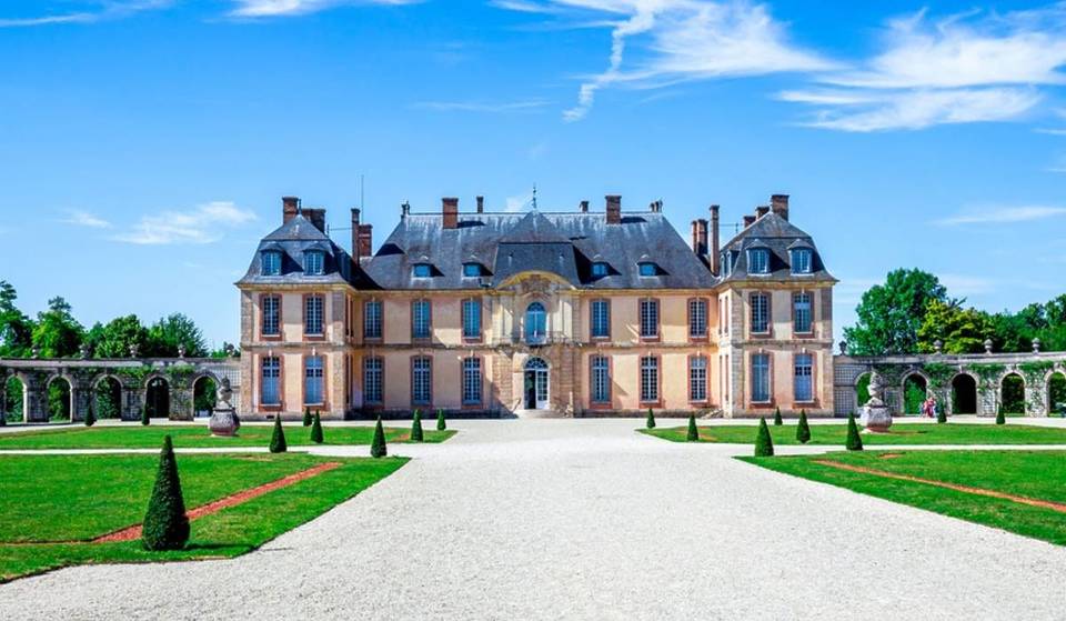 Meno conosciuto di Vaux-le-Vicomte, questo castello ospita arredi intatti e un giardino di 60 ettari