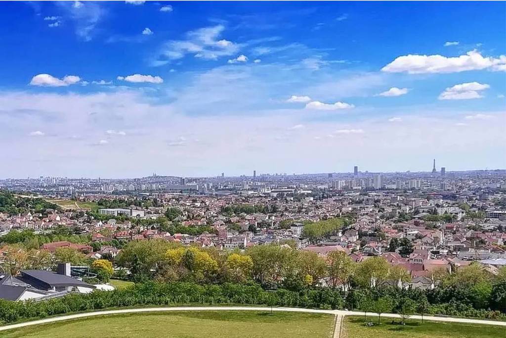 Dieser wunderschöne, noch wenig bekannte, 17 Hektar große und kostenlose Park liegt nur eine Stunde von Paris entfernt, thront auf 125 Metern Höhe und bietet einen atemberaubenden Blick über die gesamte Hauptstadt