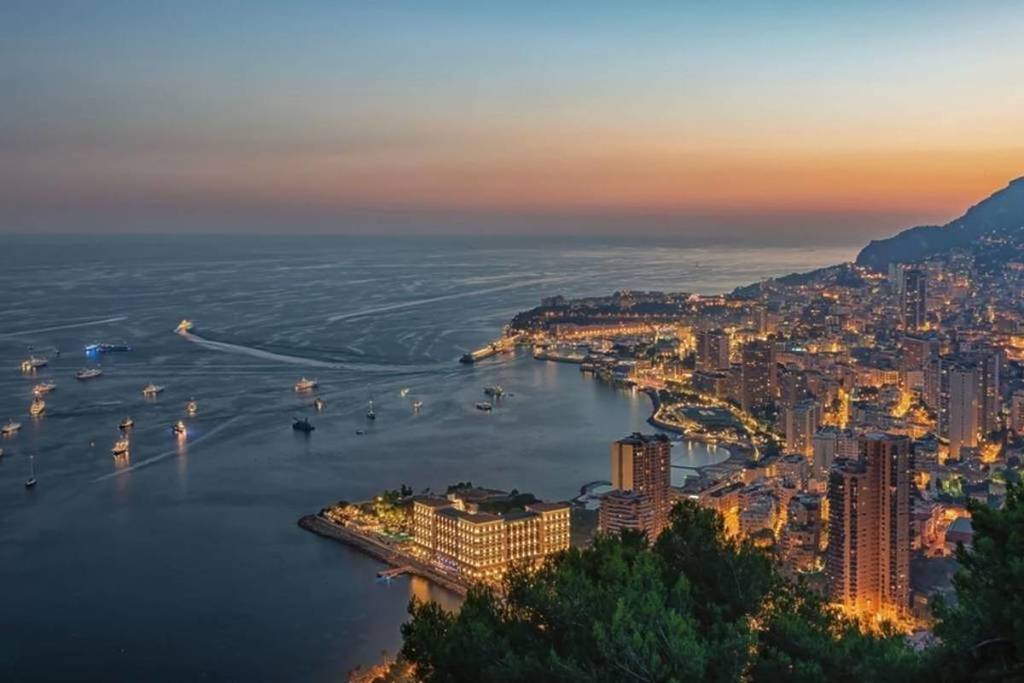 À quelques heures de Paris, cette ville mythique mêle Méditerranée, palaces et criques secrètes – l’escapade parfaite dès le retour des beaux jours