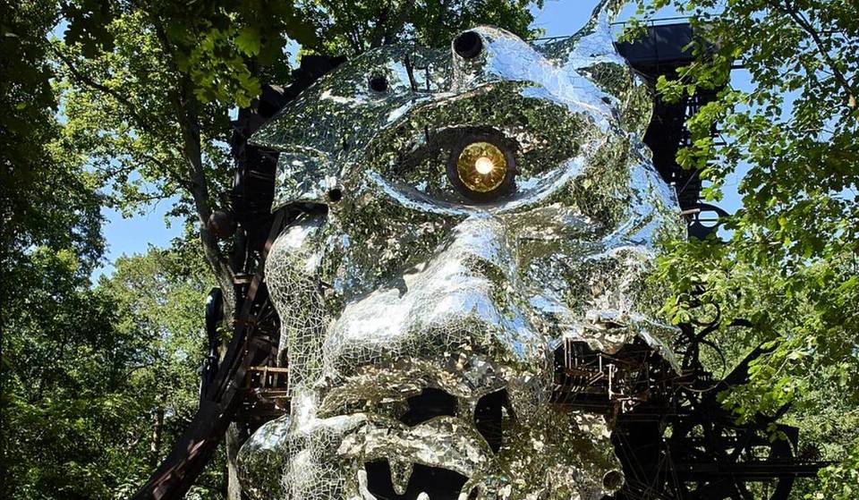 22,5 metros de altura e milhares de espelhos: esta escultura fora do comum esconde-se no meio da floresta desde 1969