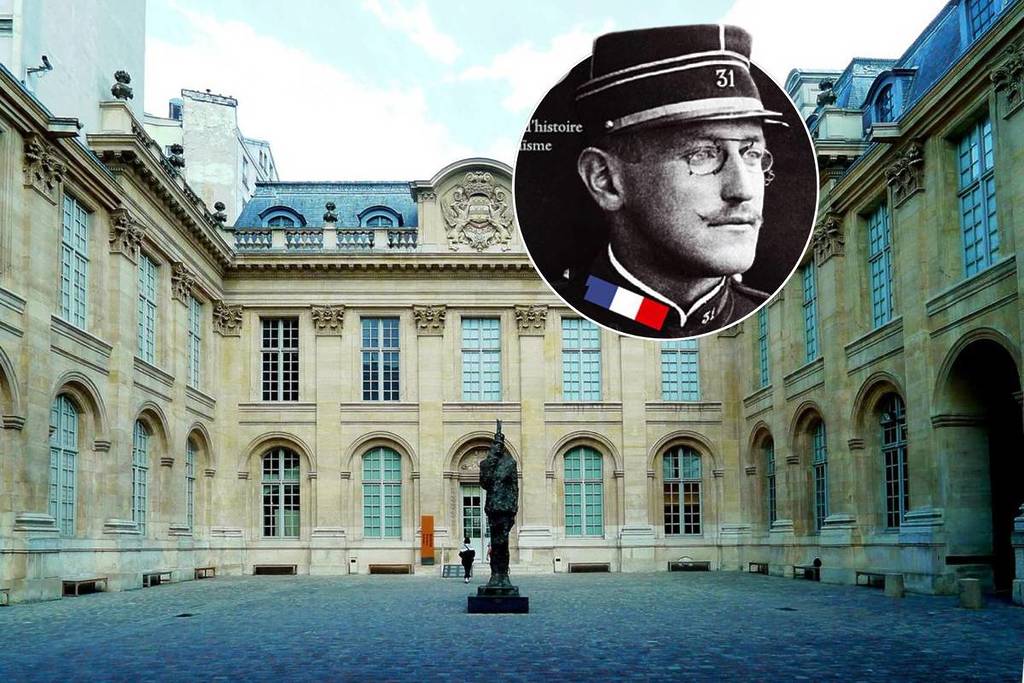 Photo du Capitaine Alfred Dreyfus en uniforme sur une photo de la cour du Musée d'Art et d'Histoire du Judaïsme