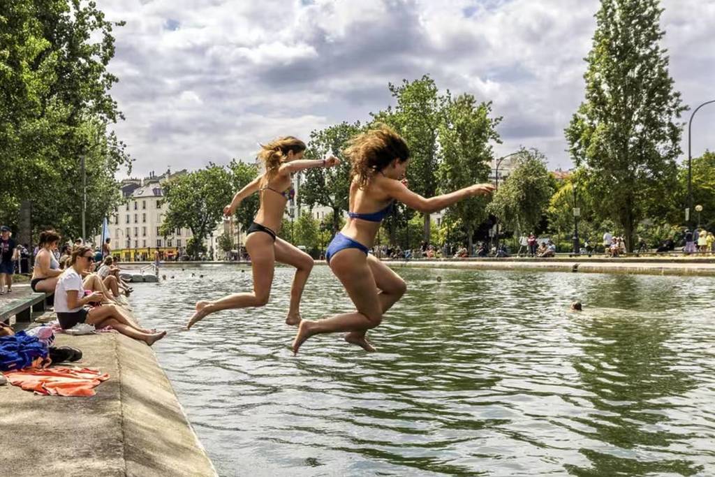 Mentre Parigi soffocherà sotto il caldo questa settimana, i parigini potranno già da oggi fare il bagno gratuitamente nel Canale Saint-Martin