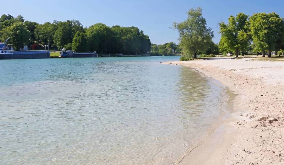 Just 20 minutes from Paris, this wild beach with crystal-clear waters is set to become your favorite cool retreat to escape the heat wave… and it’s still unknown to most Parisians