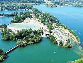 Cette plage de 5 000 mètres carrés de sable fin est accessible en transports en commun depuis Paris