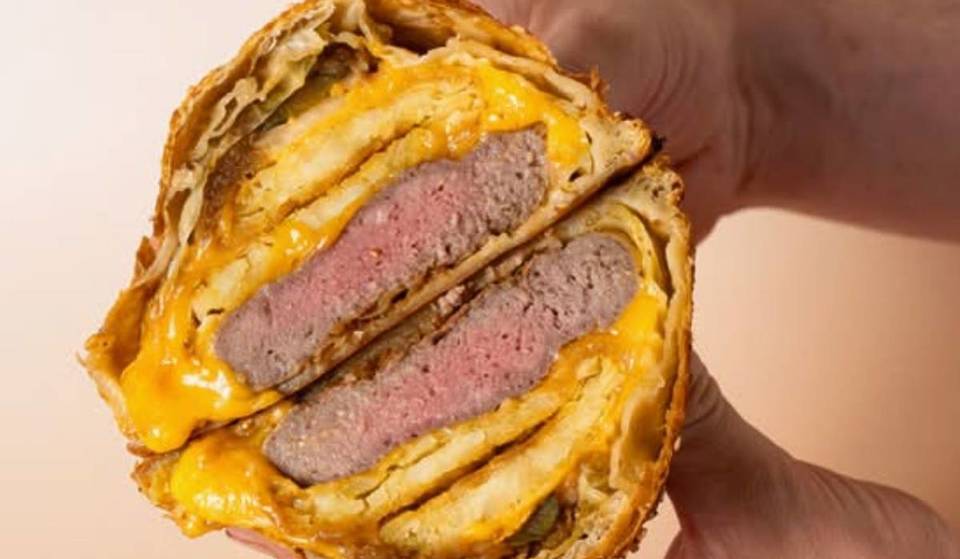Geen fastfood en ook geen klassieke bakkerij: bij Groot La Tourte zit een cheeseburger met gesmolten kaas verpakt in goudbruin deeg voor 17 euro — en ze serveren een enorme flantaart voor 3 personen voor 15 euro