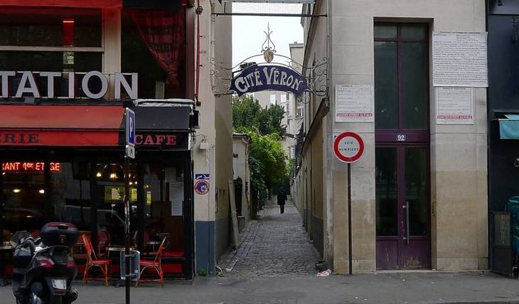 Nur wenige Meter vom Moulin Rouge entfernt verbirgt diese Gasse, die kaum jemand bemerkt, eine gemütliche Dachterrasse