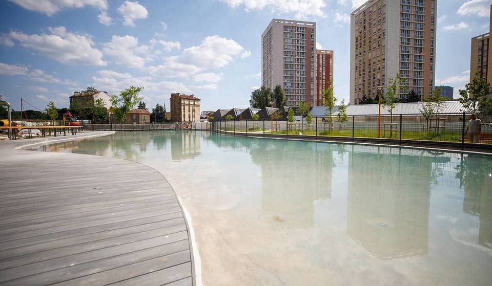 A dois passos de Paris, este lago paradisíaco de 730 m² com águas cristalinas está aberto gratuitamente durante todo o verão e fica escondido no coração de um imenso parque verdejante
