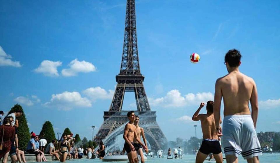 Estás com demasiado calor? Este mapa gratuito revela os 1 800 pontos de refresco escondidos em Paris onde te podes refugiar durante a onda de calor