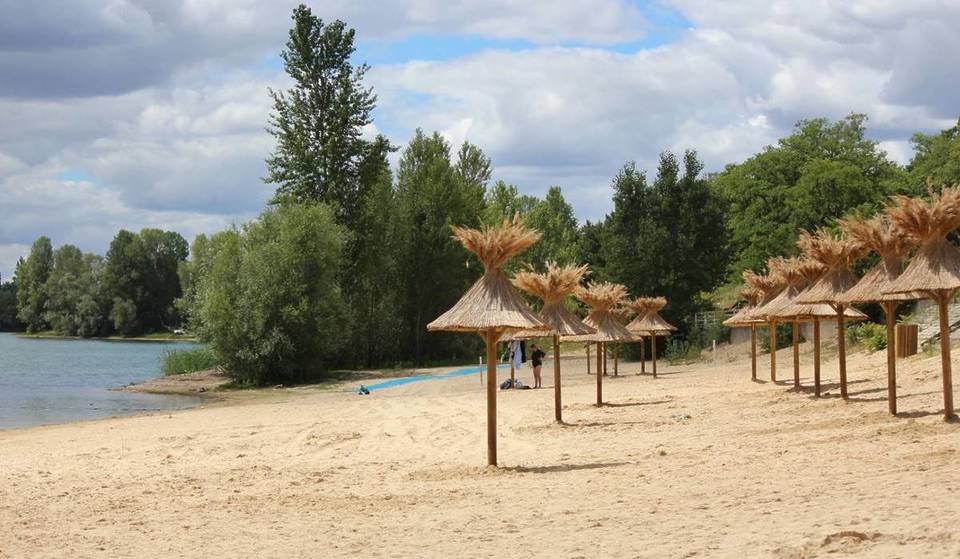 A 20 minutos de Paris, esta ilha aninhada num oásis verdejante de 350 hectares esconde um imenso lago paradisíaco e super refrescante, perfeito para um mergulho longe da multidão