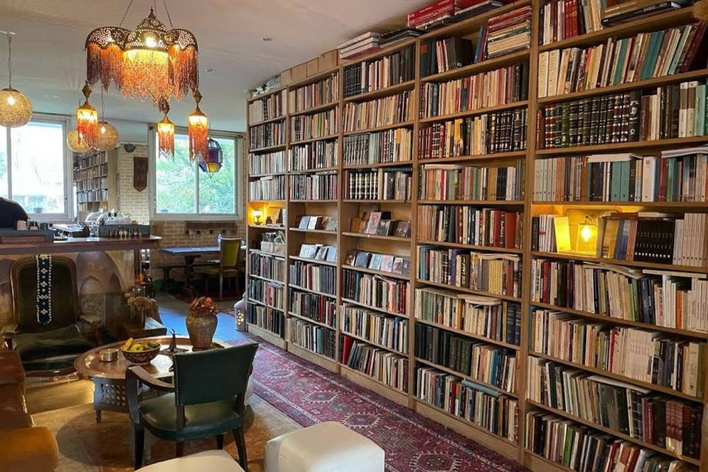 Da 37 anni, questo locale iraniano nascosto sulle rive del Canal Saint-Martin accompagna i suoi visitatori in un viaggio tra autentica cucina persiana, concerti e tradizioni ancestrali