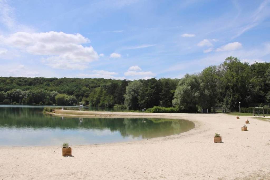 Forget the crowded pools: just an hour from Paris, this fine-sand beach with azure-blue water, nestled in a 10-hectare nature reserve, is a true oasis of coolness