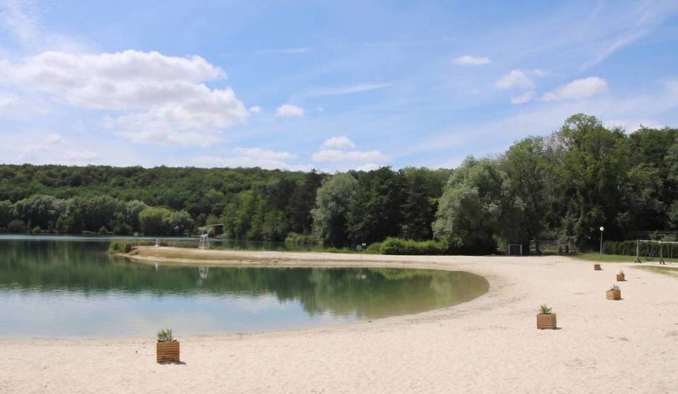 Esquece as piscinas lotadas: a 1 hora de Paris, esta praia de areia fina com águas azul-celeste, aninhada numa área natural de 10 hectares, é um verdadeiro paraíso de frescura