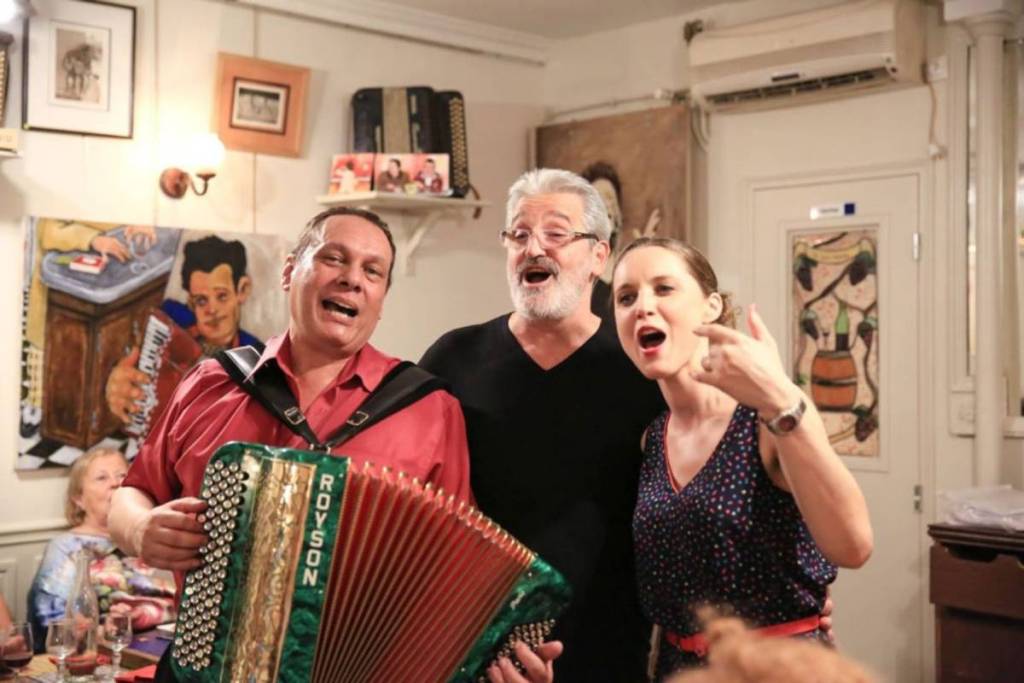 bares com dança