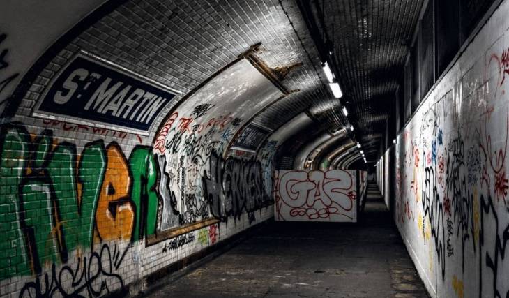 Diese Geisterhaltestelle der Pariser Metro ist seit fast 90 Jahren geschlossen … doch jeden Tag kommen immer noch Tausende von Fahrgästen daran vorbei