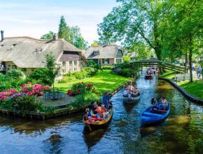 «Es la pequeña Venecia del norte»: situado a dos horas de París, este bucólico pueblo sobre el agua, con sus barcas y sus 176 puentecitos de madera, fue elegido el segundo pueblo más bonito del mundo en 2026