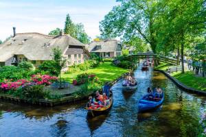 „Das kleine Venedig des Nordens“: Dieses idyllische Dorf auf dem Wasser, nur 2 Stunden von Paris entfernt, mit seinen Booten und seinen 176 kleinen Holzbrücken, wurde 2026 zum zweitschönsten Dorf der Welt gewählt