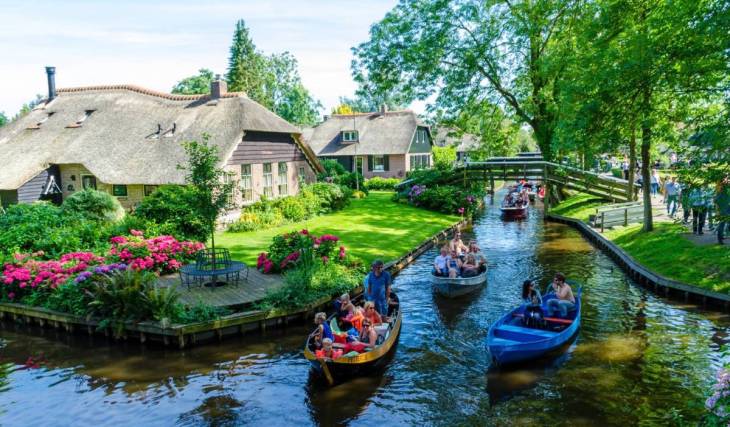 « C’est la petite Venise du Nord » : à quelques heures de Paris, ce village bucolique sur l’eau, avec ses barques et ses 176 petits ponts de bois, a été élu deuxième plus beau village du monde en 2026