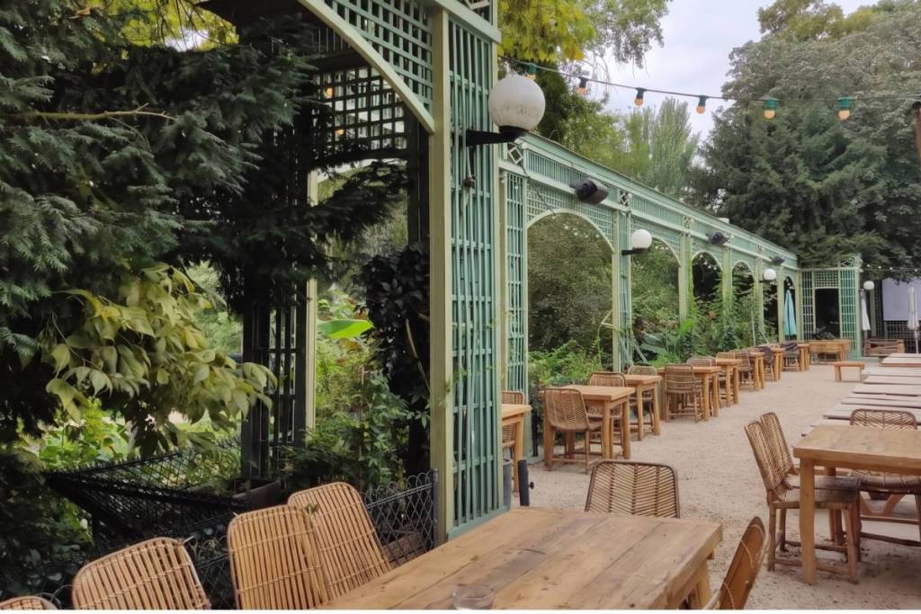 Weinig Parijzenaars kennen het, maar dit 1.000 m² grote strand met fijn zand, verscholen in het Bois de Vincennes, is de hele zomer open tot september