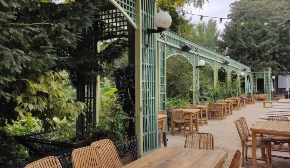 Few Parisians know about it, but this 1,000 m² beach of fine sand, hidden in the Bois de Vincennes, is open all summer long through September