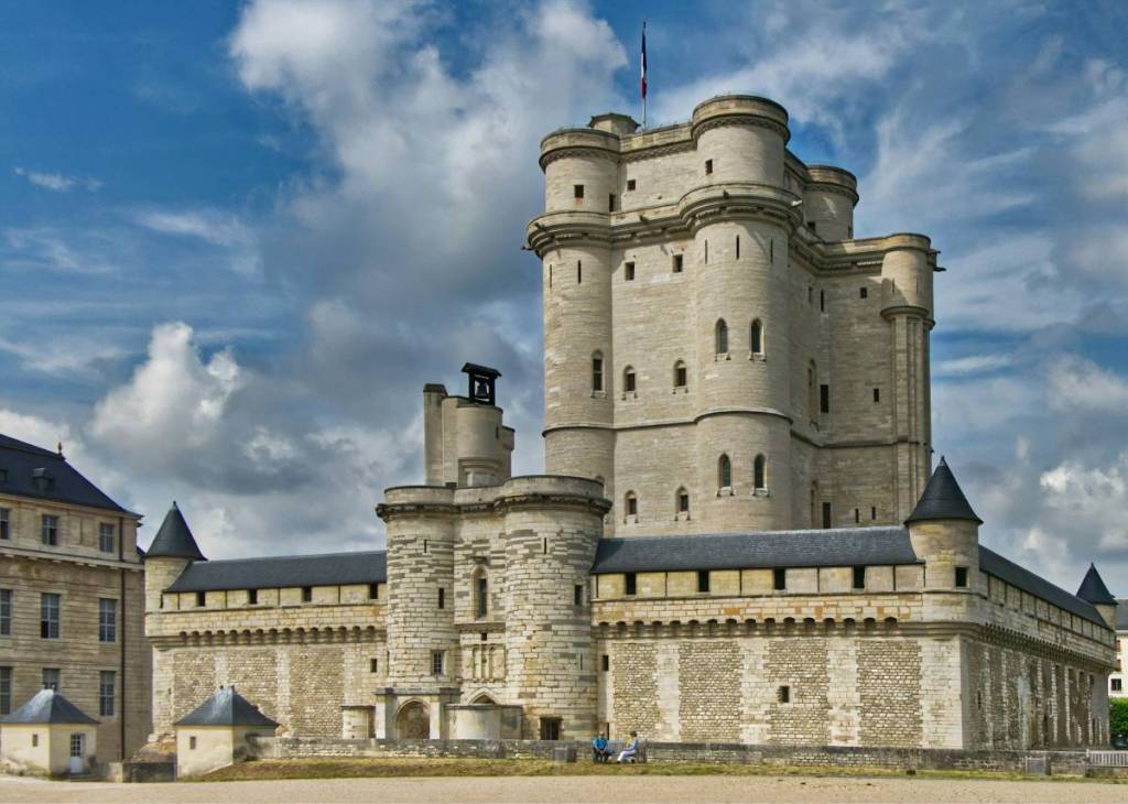 Moins connu que Versailles, ce château au cœur de l&rsquo;une des forêts les plus célèbres de Paris abrite le plus haut donjon médiéval et la plus grande bibliothèque d&rsquo;Europe