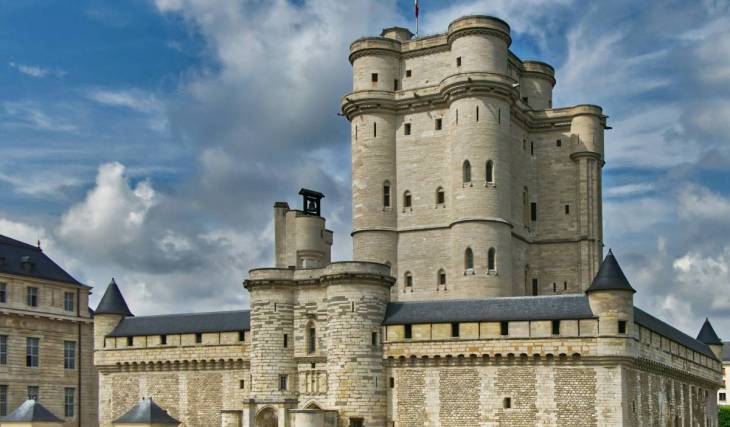 Weniger bekannt als Versailles, beherbergt dieses Schloss im Herzen eines der berühmtesten Wälder von Paris den höchsten mittelalterlichen Bergfried und die größte Bibliothek Europas