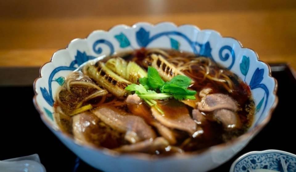 Dit nieuwe ramenrestaurant in Parijs serveert zijn ramen met eend in een miniatuurversie van Tokio