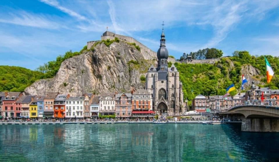 “It’s one of Europe’s most beautiful postcard scenes”: located just a few hours from Paris, this colorful town nestled between a cliff and a river hides a citadel, giant saxophones, and spectacular scenery