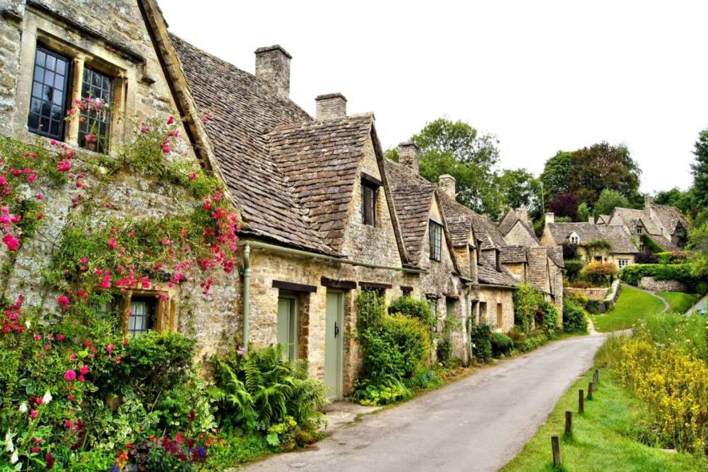 A 1h30 de Paris, esta aldeia inglesa com apenas 700 habitantes é uma das mais bonitas do mundo, com as suas casas de campo cobertas de musgo que parecem saídas de um conto de fadas