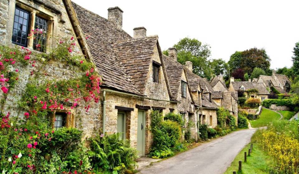 Nur 1 Stunde 30 Minuten von Paris entfernt liegt dieses englische Dorf mit knapp 700 Einwohnern – eines der schönsten der Welt, mit seinen moosbewachsenen Cottages, die direkt aus einem Märchen stammen