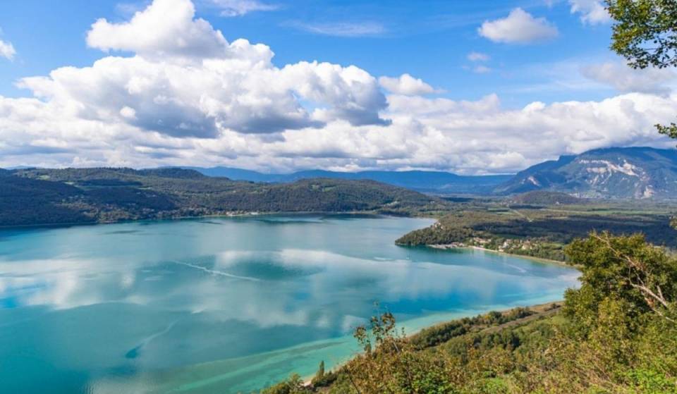A poco più di 3 ore da Parigi, questo immenso lago dalle acque turchesi è una delle più belle mete estive