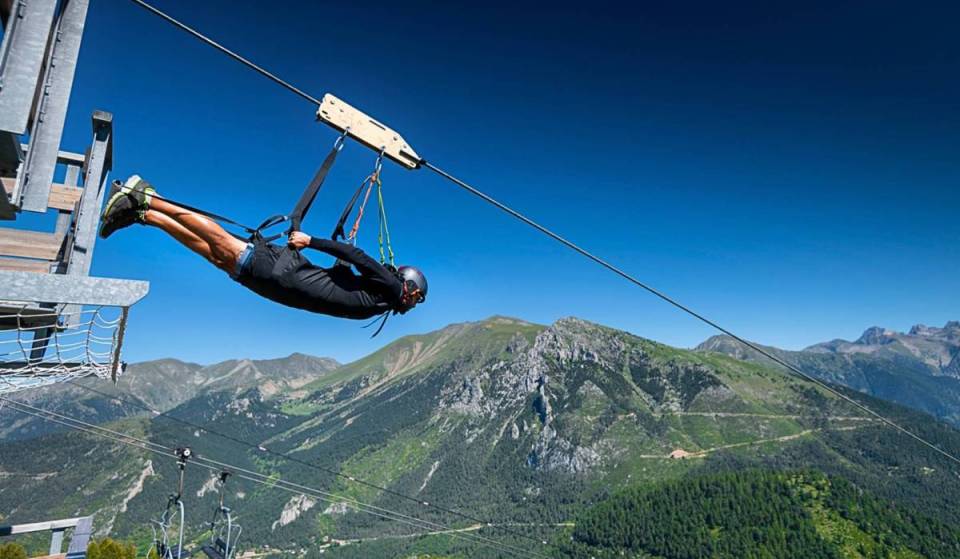 “The feeling of flying—literally”: just a few hours from Paris, this giant 1,879-meter zip line reaches speeds of 130 km/h, and it’s the longest zip line in France