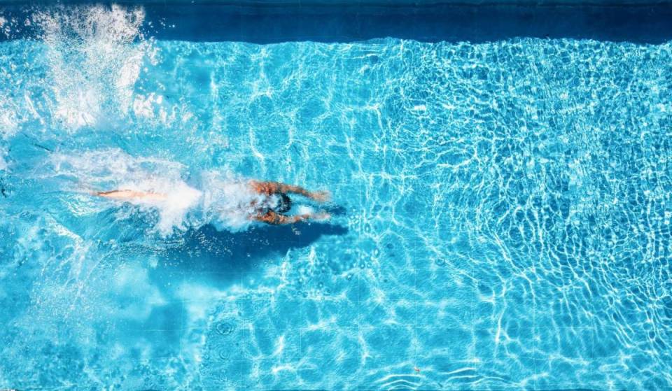 Per tutta l’estate, questa piscina all’aperto nel cuore di Parigi è gratuita tutti i giorni, con orari di apertura fino alle 21 per sfuggire al caldo