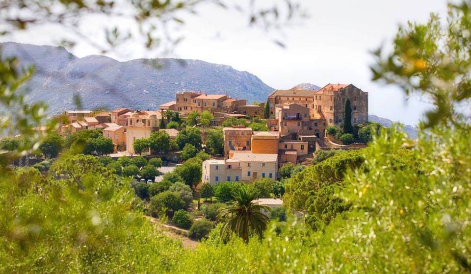 “Every alleyway is a discovery”: about 2 hours from Paris, this picturesque village on the “Island of Beauty,” perched amid century-old olive trees, ranks among the most beautiful villages in the world for 2026