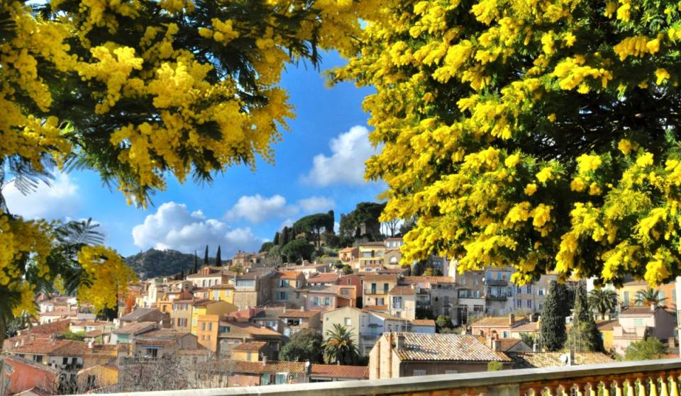 Umgeben von Mimosen ist dieses wunderschöne Bergdorf in der Provence der perfekte Ort für einen Sommerurlaub – und es wurde gerade zum „Lieblingsdorf der Franzosen“ gewählt