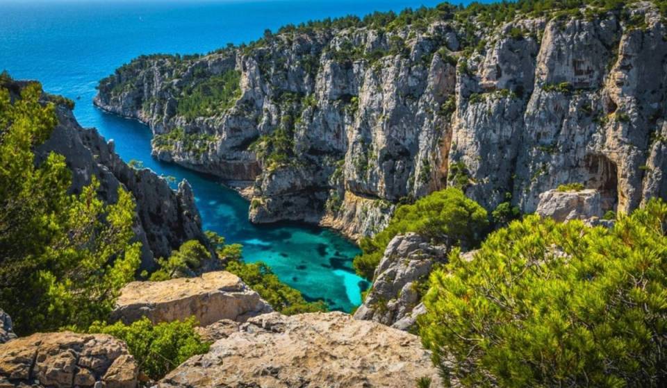 Diese spektakuläre Wanderung, nur 3 Stunden von Paris entfernt, führt durch die Calanques mit weißen Klippen, türkisfarbenen Buchten und atemberaubenden Ausblicken auf das Mittelmeer