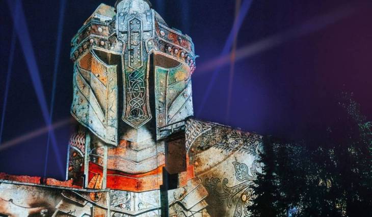 Op een uurtje rijden van Parijs verandert dit verlichte middeleeuwse kasteel de hele zomer lang zijn vestingmuren in een gigantisch spektakel