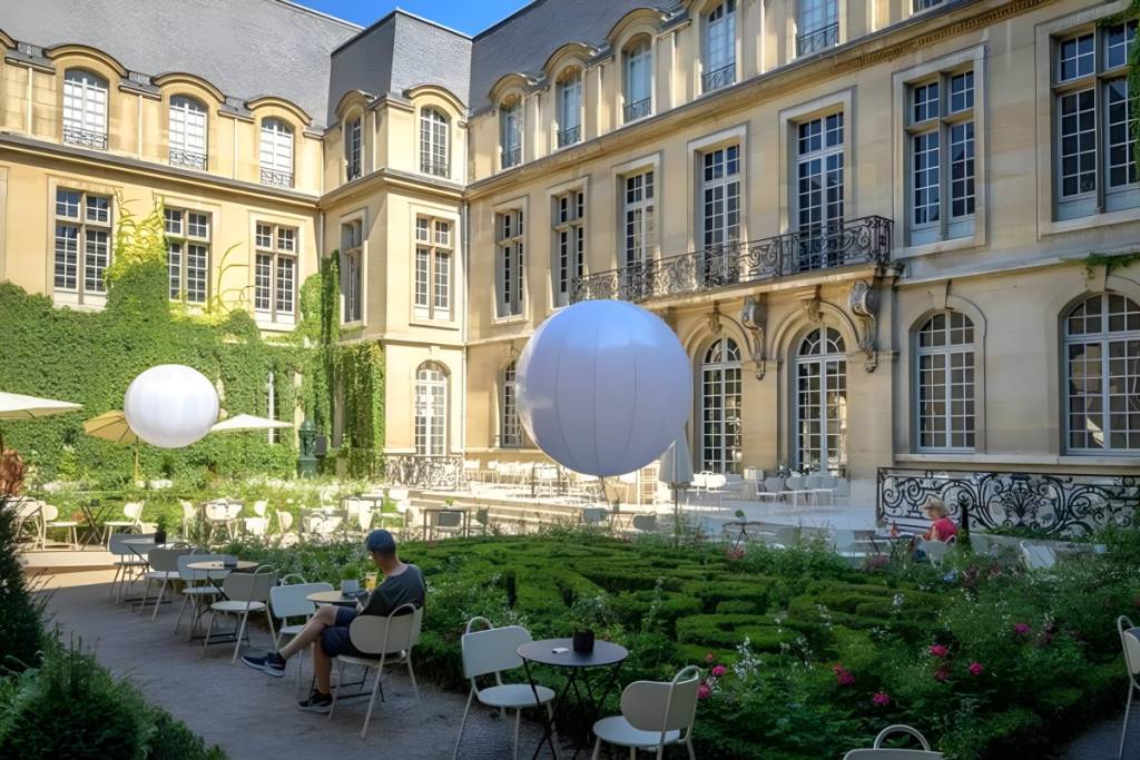 Moins fréquenté que le Louvre, ce musée gratuit de 145 ans est le plus ancien de Paris, et il cache un magnifique jardin de plus de 1 300 m² que peu de Parisiens connaissent