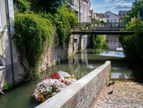 À 1 h de Paris, cette “petite Venise du Gâtinais” avec ses 132 ponts est l’escapade parfaite pour un week-end au bord de l’eau