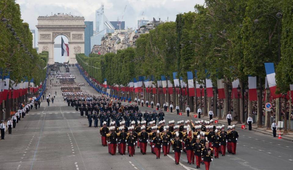 “A military parade on an unprecedented scale”: this year on the Champs-Élysées, the July 14 parade will be the largest in history, featuring nearly 6,700 military personnel, 315 vehicles, 98 aircraft, 33 helicopters, and 193 horses
