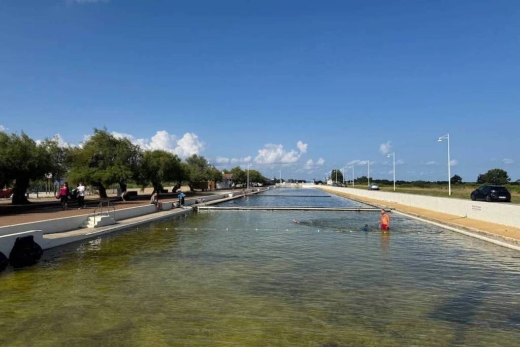 A 2 ore e mezza da Parigi, questa piscina gratuita lunga 170 metri è la più grande piscina di acqua di mare d’Europa
