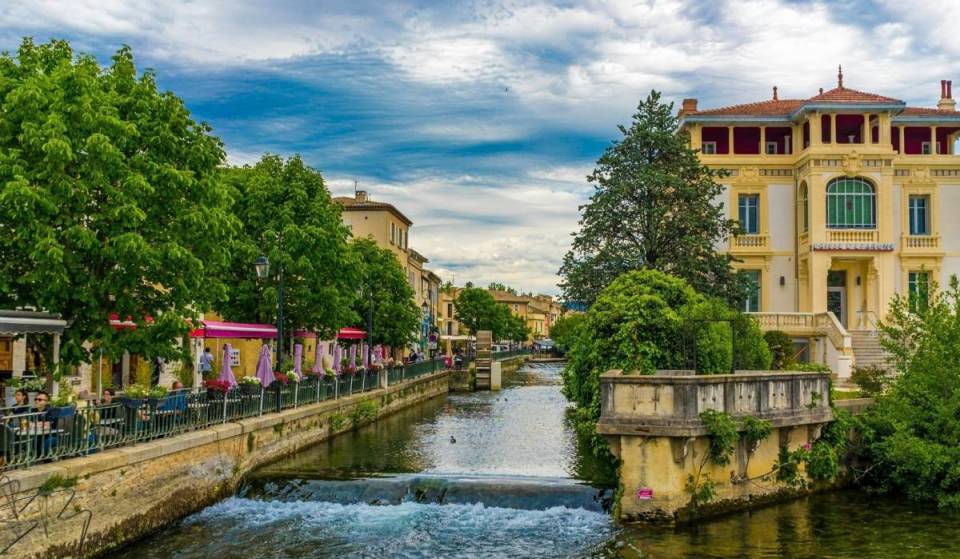 Esta «Veneza provençal», atravessada por canais, é também a capital francesa dos antiquários — fica a 3 horas de comboio de Paris