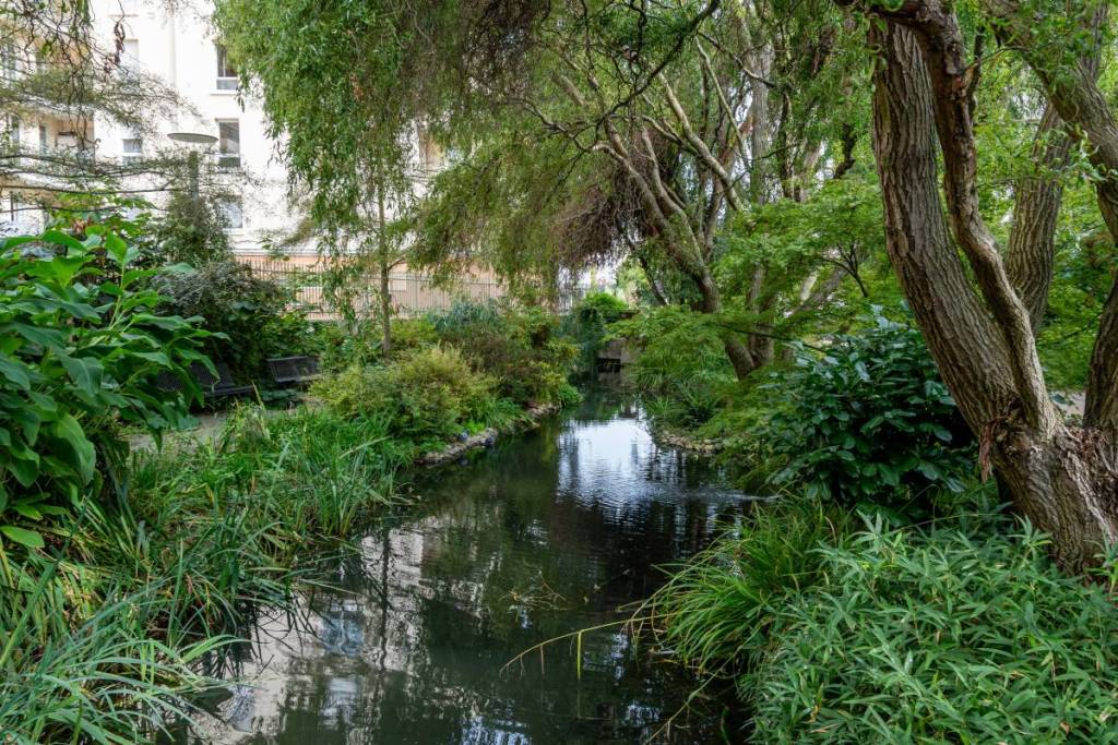 Meno conosciuto della Senna, questo fiume lungo 36 km scorre ancora in parte sotto Parigi, nascosto sotto i piedi degli abitanti… e quasi nessuno lo sa