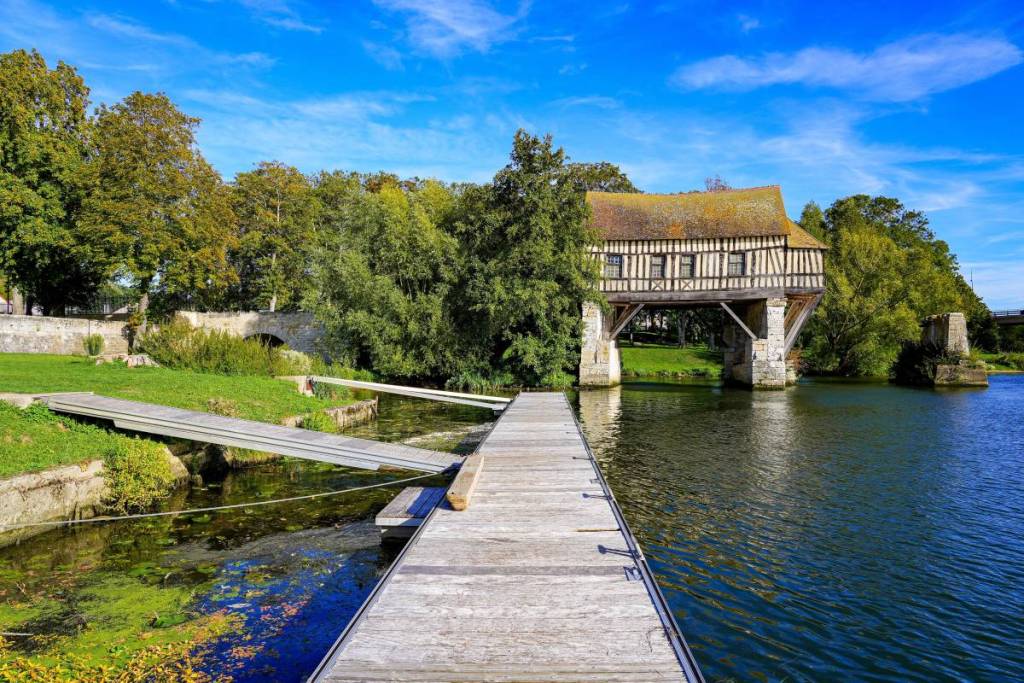 Moins connue que Giverny, cette ville à 1 h de Paris cache un moulin suspendu unique en France depuis plus de 500 ans, et il aurait inspiré Claude Monet