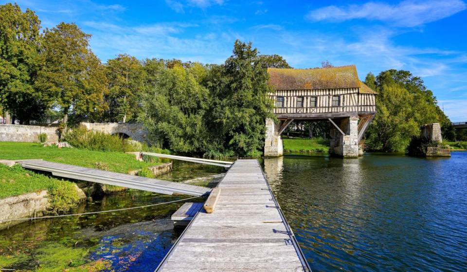 Moins connue que Giverny, cette ville à 1 h de Paris cache un moulin suspendu unique en France depuis plus de 500 ans, et il aurait inspiré Claude Monet